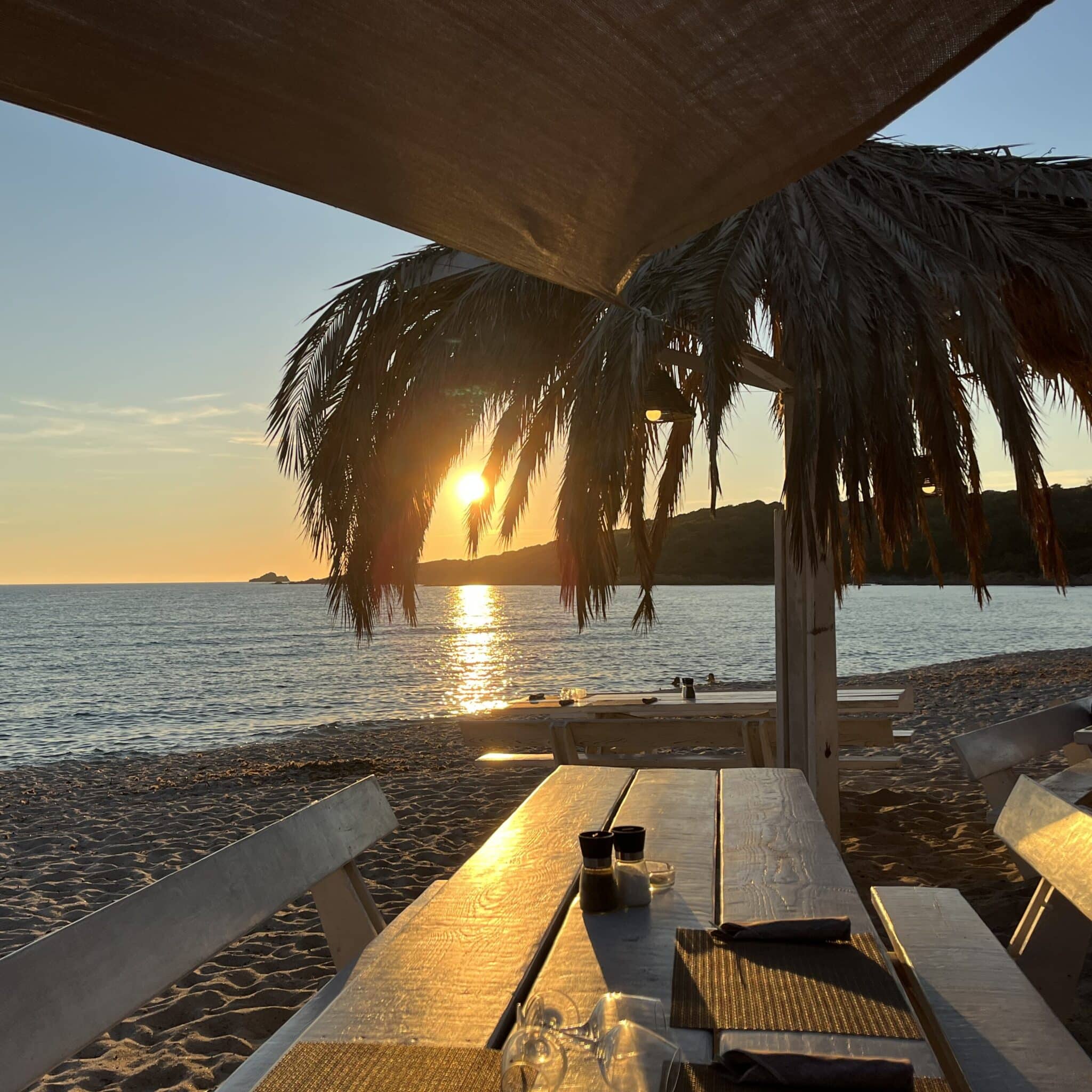 Table dressée en paillote sur la plage de Capo di Feno