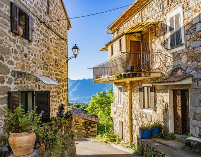 Ruelles d'un village typique du Pays d'Ajaccio